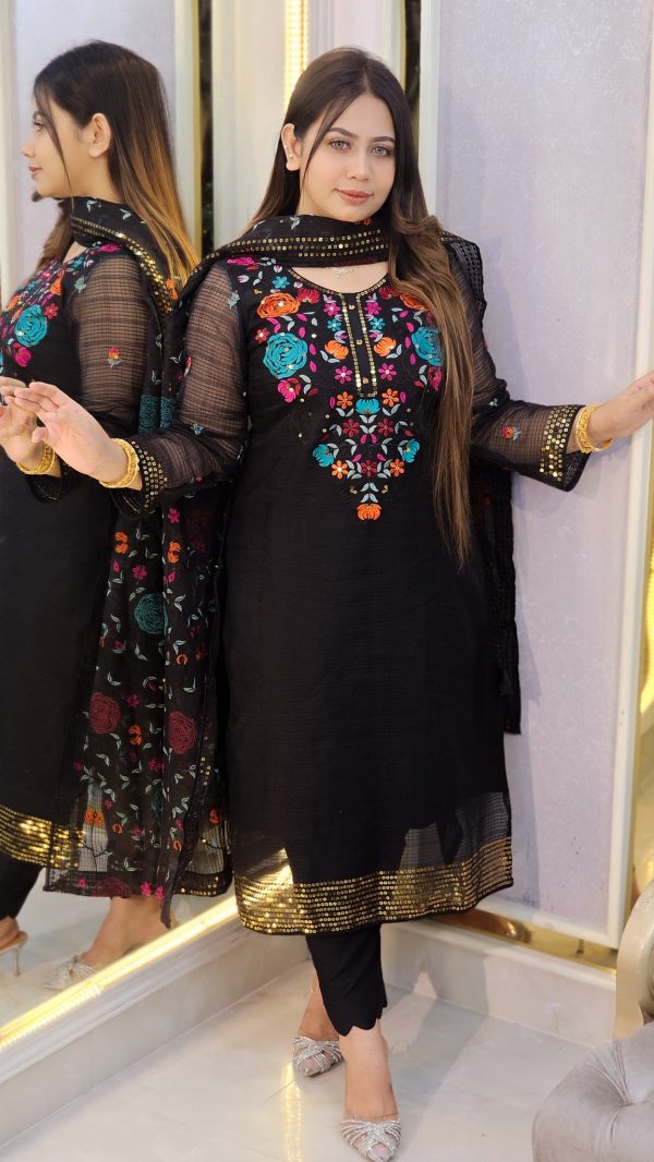 Black Floral Embroidered Dress🌸🖤 - Image 2